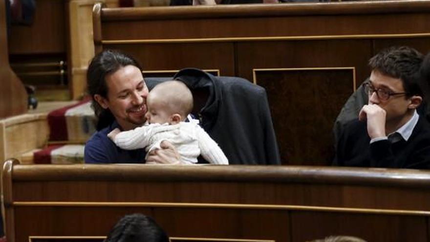 Carolina Bescansa lleva a su bebé a la sesión de constitución del Congreso