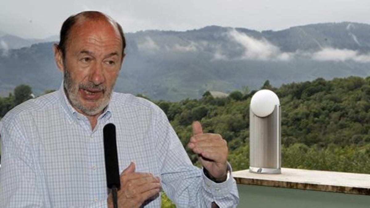 El secretario general del PSOE, Alfredo Pérez Rubalcaba, este miércoles en Torazu (Asturias).