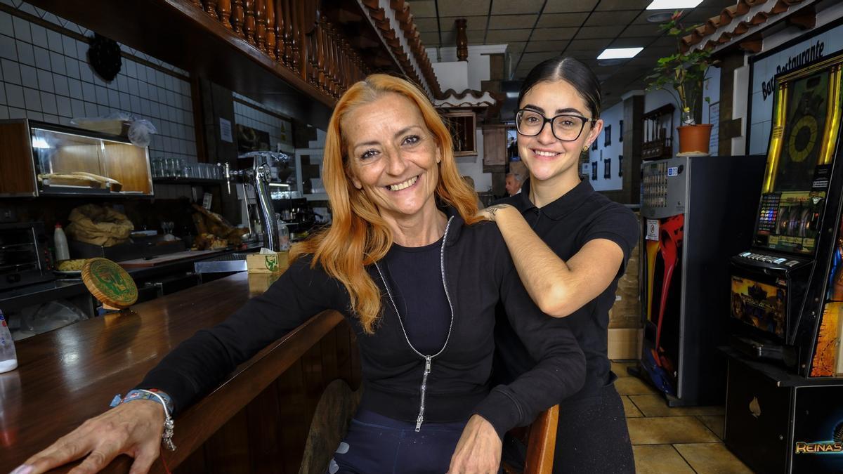 Luz Marina García, dueña de uno de los establecimientos, el ubicado en la calle Fernando Guanarteme, junto a su hija Carlota García, trabajadora también en el negocio familiar.