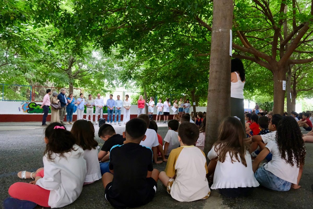Los profesortes del CEIP Carmen de Burgos dan a conocer a alumnos y comunidad educativa la concesión de la bandera verde lograda por el colegio.