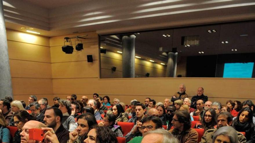 Asistentes a la reunión de ayer de &quot;Imagina un Bulevar&quot; .