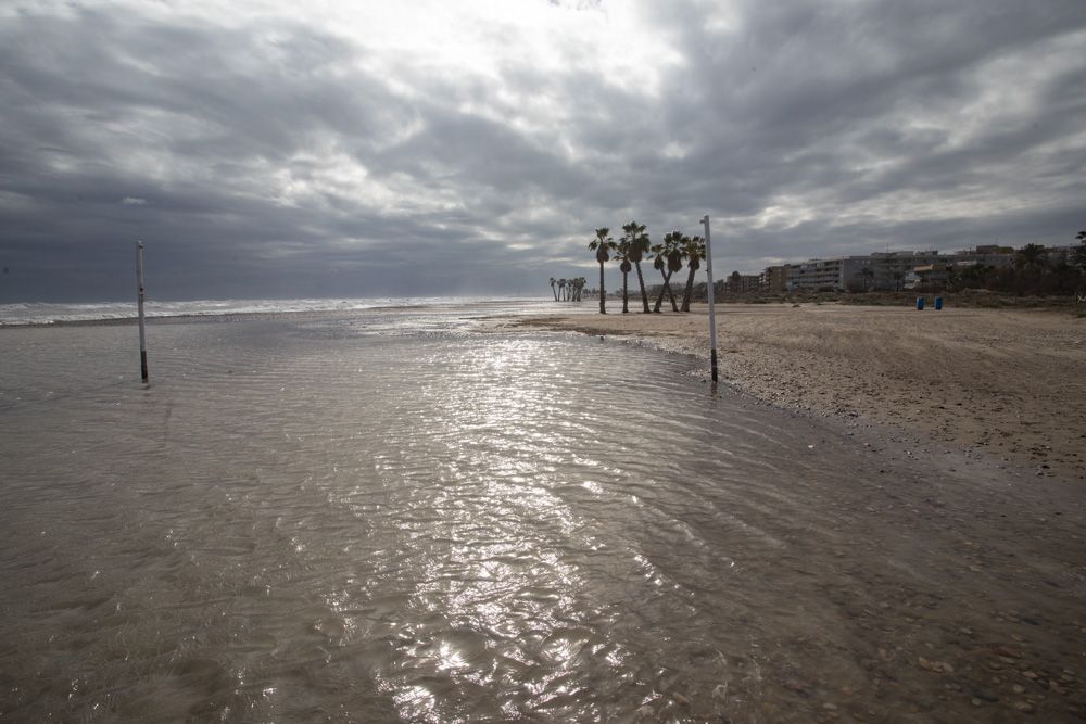 El temporal agrava la situación de la playa de Canet d'En Berenguer con nueva pérdida de arena y más piedras