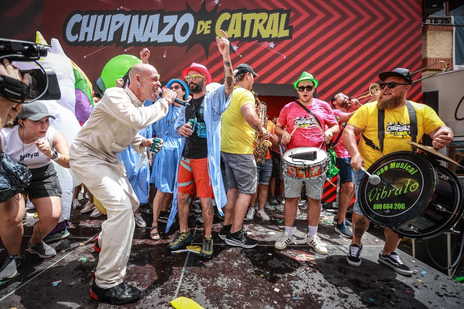 El primer Chupinazo, el de Catral, arranca el ciclo de fiestas veraniegas de los pueblos de la Vega Baja