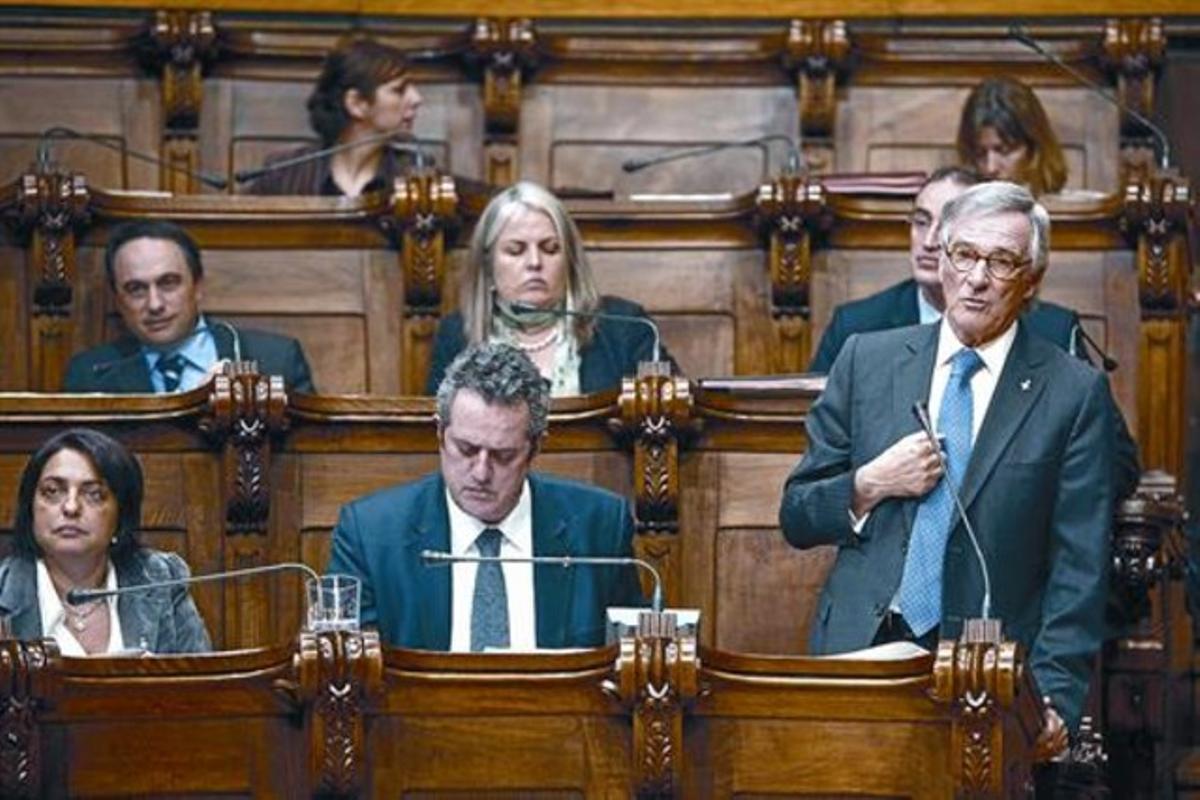 Sònia Recasens, Joaquim Forn i Xavier Trias, en l’ús de la paraula, ahir, a la primera fila del Govern municipal. Sònia Recasens, Joaquim Forn i Xavier Trias, en l’ús de la paraula, ahir, a la primera fila del Govern municipal.