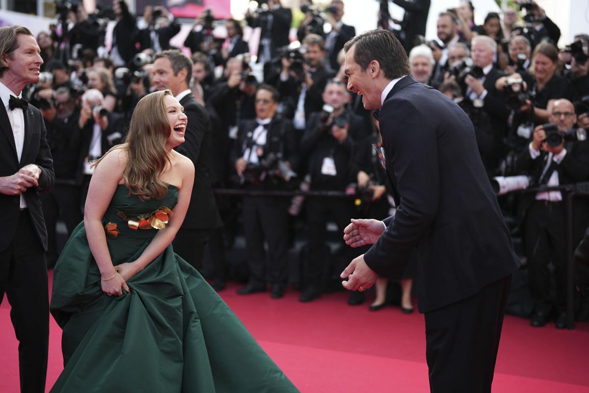 Wes Anderson, Mia Threapleton y Rupert Friend en la alfombra roja.