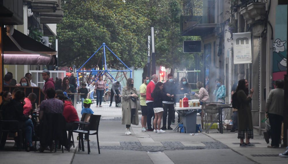 Los barrios de la ciudad preparan sus churrascadas y sardiñadas - Más de 200 efectivos supervisan el cumplimiento de las normas.