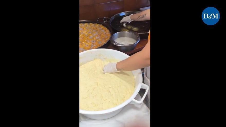 Colas de mallorquines en los 'contados' puestos de buñuelos en Palma: "Venimos porque si no desaparecerán"