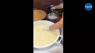 Colas de mallorquines en los 'contados' puestos de buñuelos en Palma: "Venimos porque si no desaparecerán"