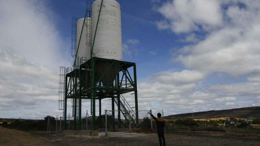 Silos en los que se deposita la sal para las carreteras de la zona ZA-3.