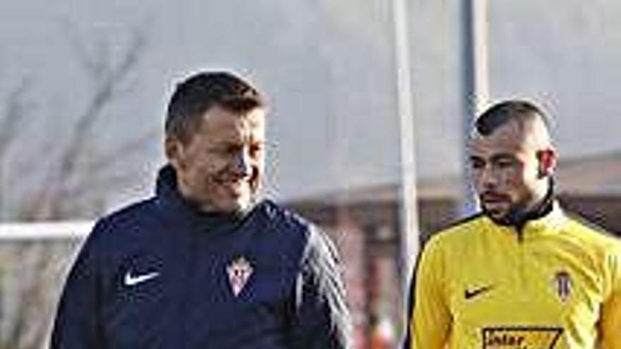 Miroslav Djukic, en el entrenamiento de ayer con el Sporting.