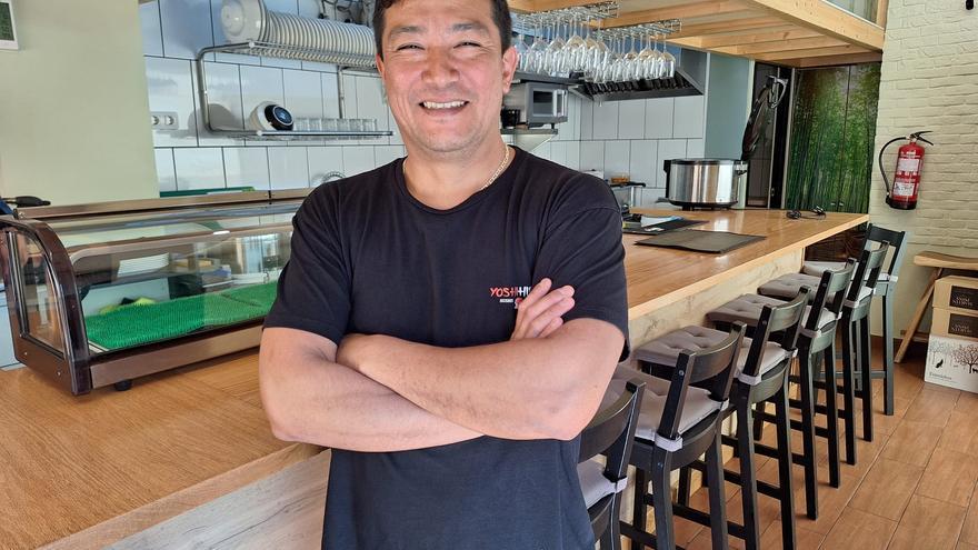 Comer sushi en Telde como en Japón: Yoshihiro Fujii cocina cara a cara con la clientela