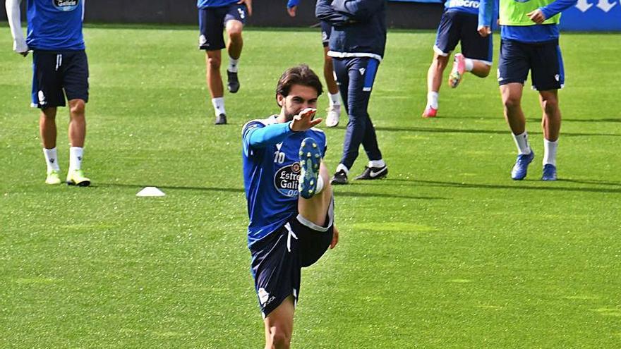 Lara, en primer término, ayer en Riazor. |  // VÍCTOR ECHAVE