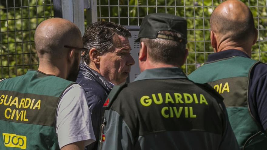 Ignacio González el pasado viernes custodiado por agentes de la Guardia Civil.