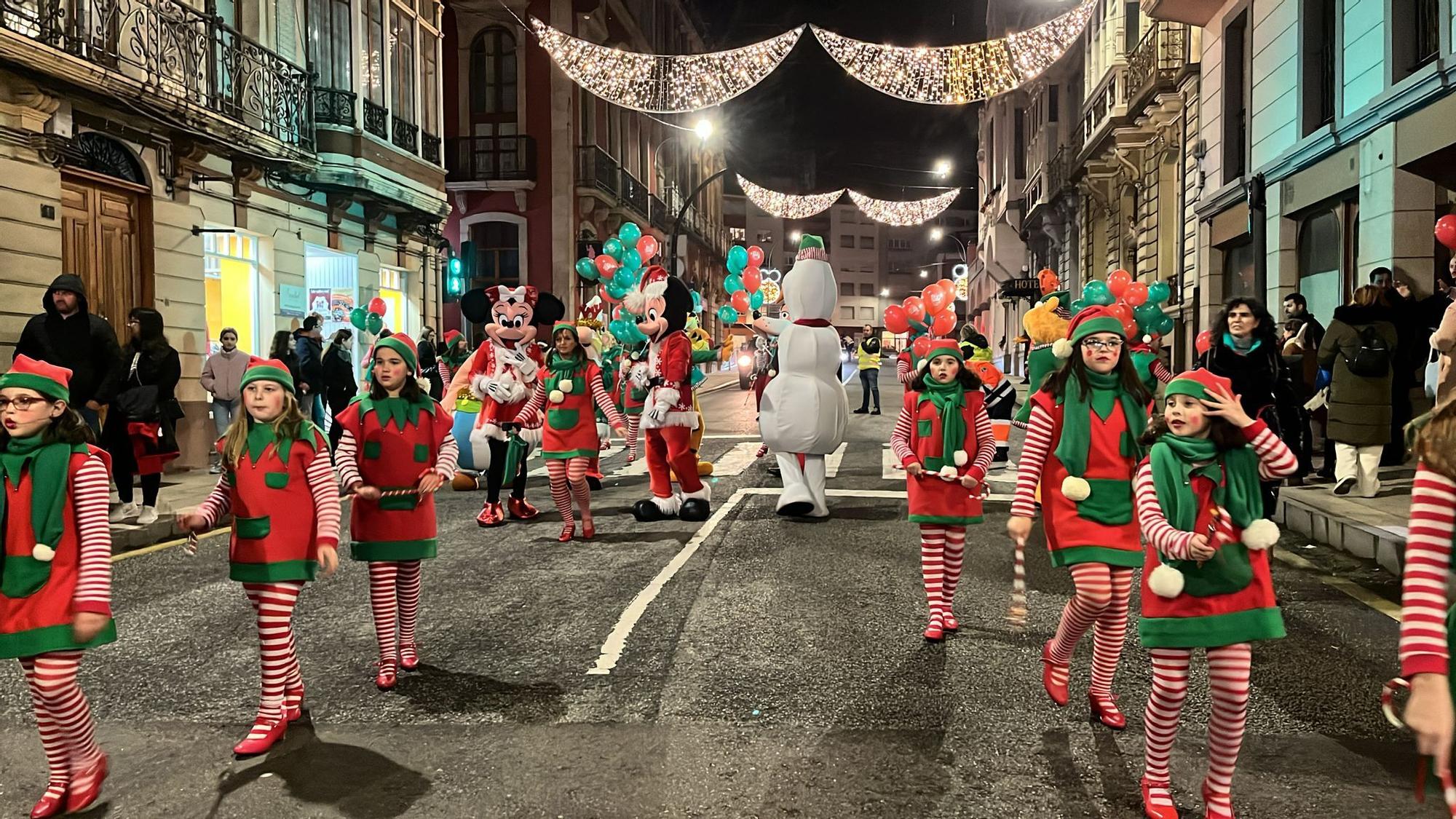 En imágenes: El espectacular desfile de Papá Noel por las calles de Luarca