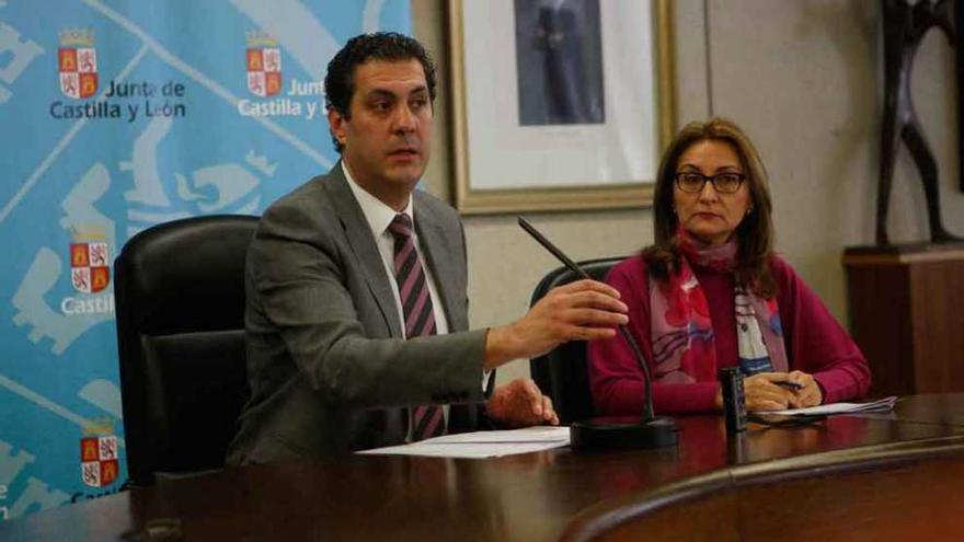 Alberto Castro junto a la delegada de Cultura, Pilar Alonso.