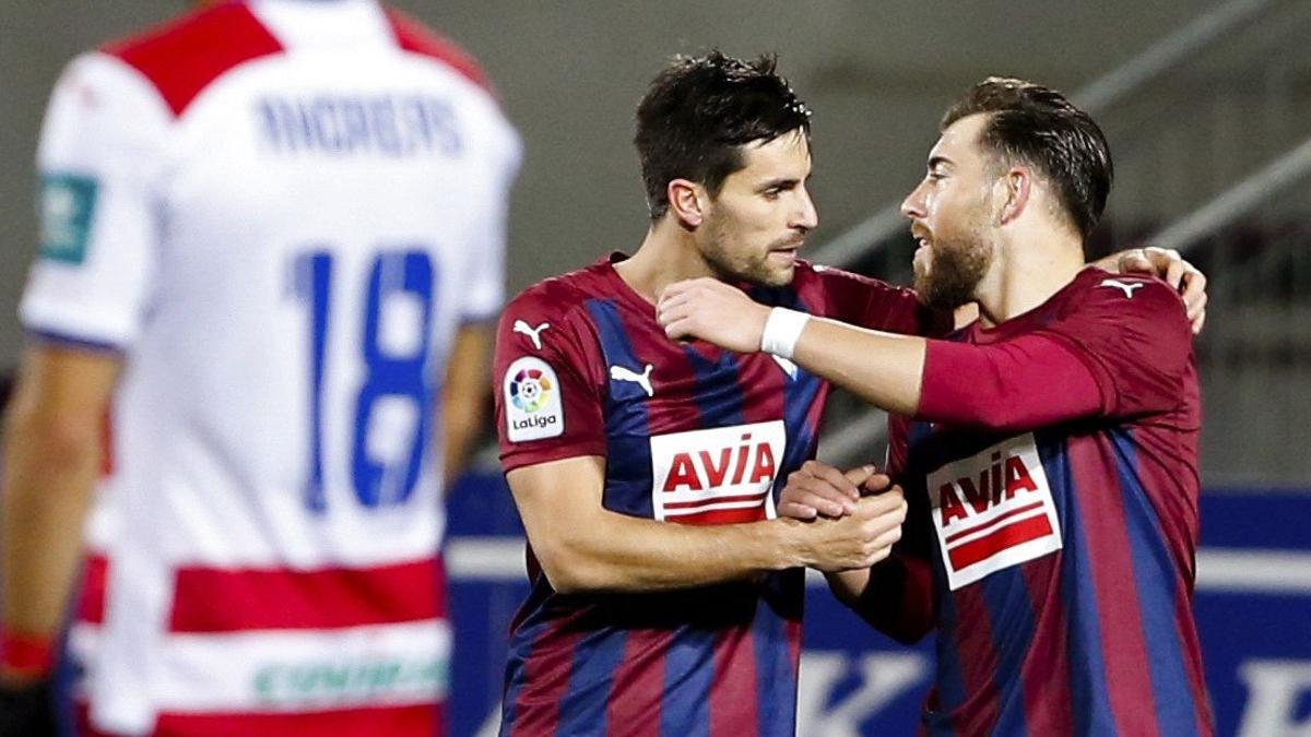 Adrián y Sergi Enrich celebran un gol del segundo al Granada con la camiseta del Eibar.