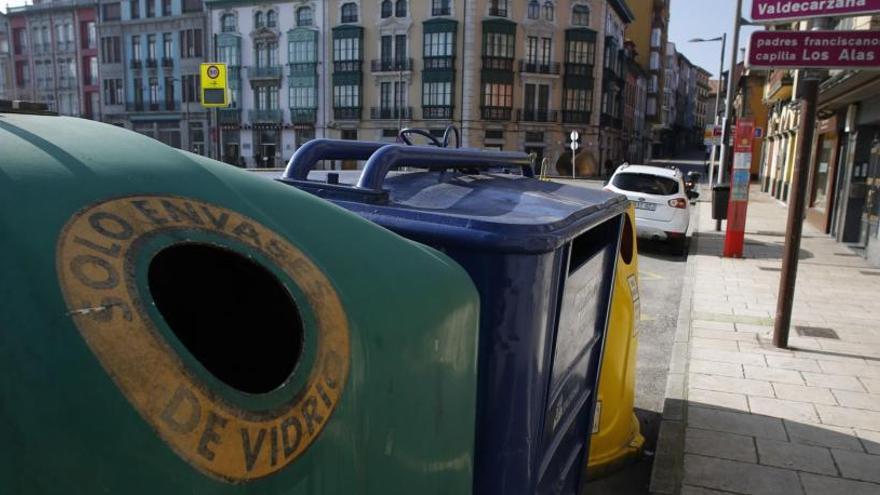 Una isleta de contenedores en la calle Rui Gómez de Avilés