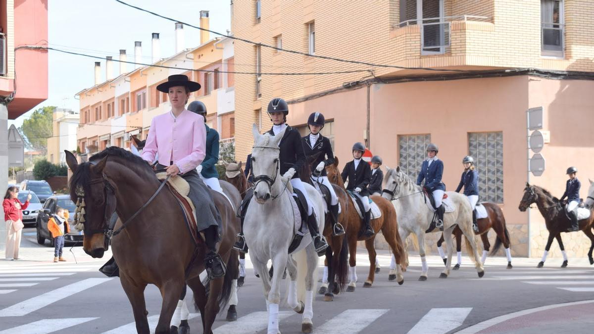 Més d’un centenar d’animals desfilen en el tradicional Tres Tombs a Santpedor