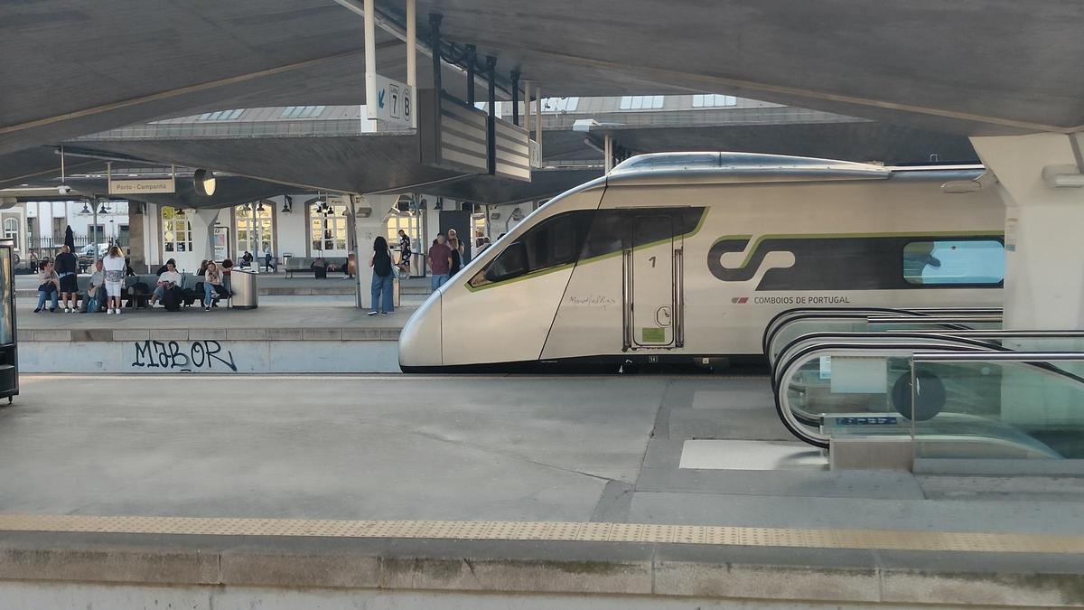 Un tren de Alta Velocidad de Comboios de Portugal en la estación de Oporto-Campanha