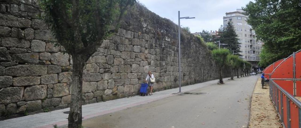 Calle de Barcelos anexa al muro de Santa Clara que la Xunta denunció.  |  // RAFA VÁZQUEZ