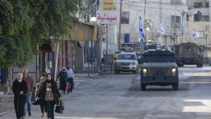 Vehículos militares israelíes en una calle de la ciudad cisjordana de Yenin durante una operación del Ejército este martes.