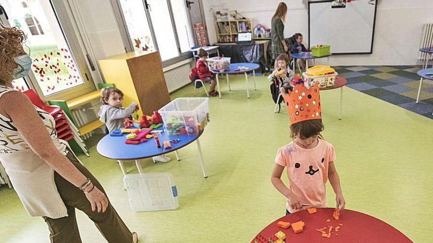 Nens en una escola de Manresa el primer dia de retorn a les aules