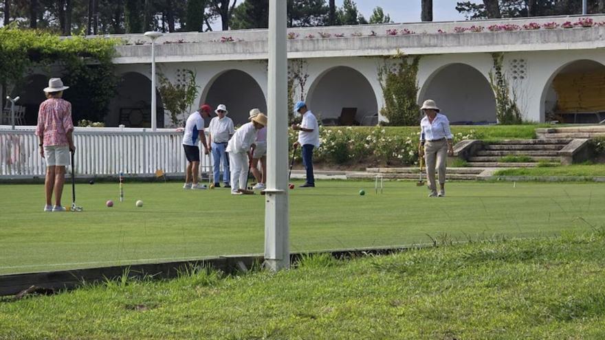 Jugadores de croquet en el Beach Club La Toja. | M. Méndez