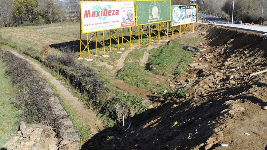 Talud que bloquea un camino y fincas y (a la derecha) aceras en construcción. |   // BERNABÉ/JAVIER LALÍN