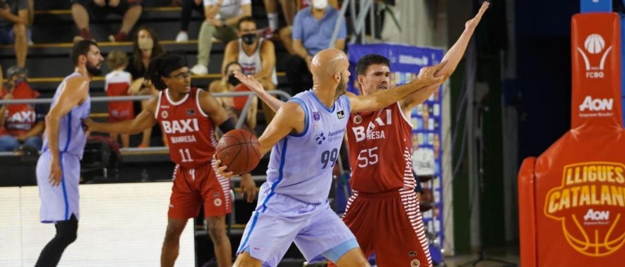 El base Dani Pérez defensa Nick Calathes durant la final de la darrera Lliga Catalana ACB | ARXIU/MIGUEL ÁNGEL CHAZO