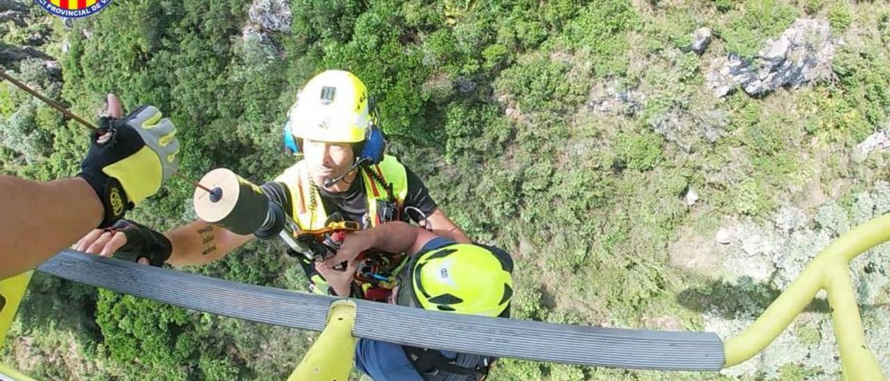 El grupo GERA, ayer, durante el rescate. | CONSORCIO DE BOMBEROS