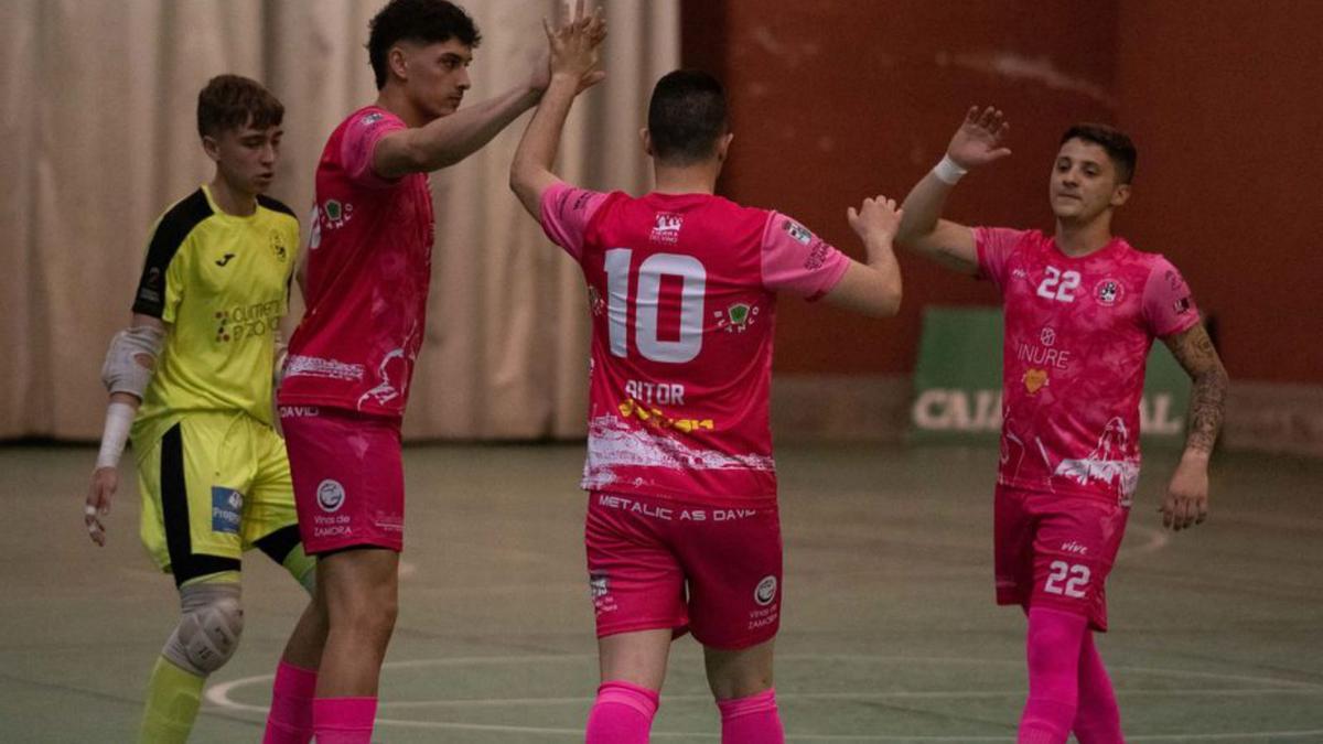 Los jugadores celebran uno de los goles, ayer. | J. L. F.