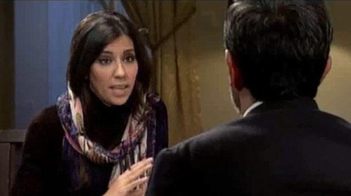 La periodista Ana Pastor entrevista Mahmud Ahmadinejad i, a mesura que avancen les preguntes, li cau el mocador que li tapa el cap.