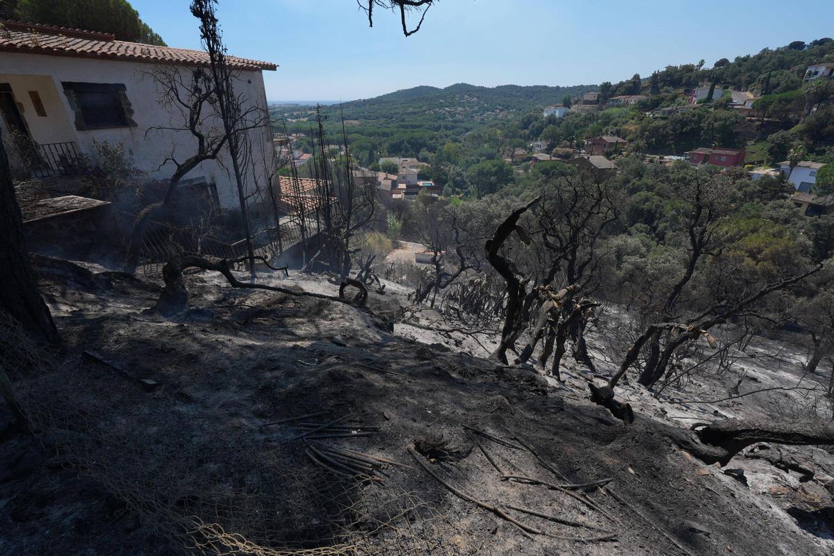 Galeria de fotos: l'incendi de les Gavarres calcina una casa a Calonge Galeria de fotos: l'incendi de les Gavarres calcina una casa a Calonge