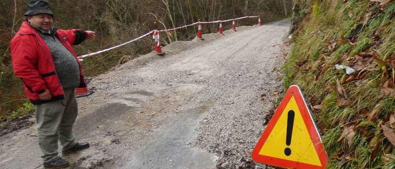 Víctor Piñera, en la zona de la carretera donde tuvo lugar el argayo.