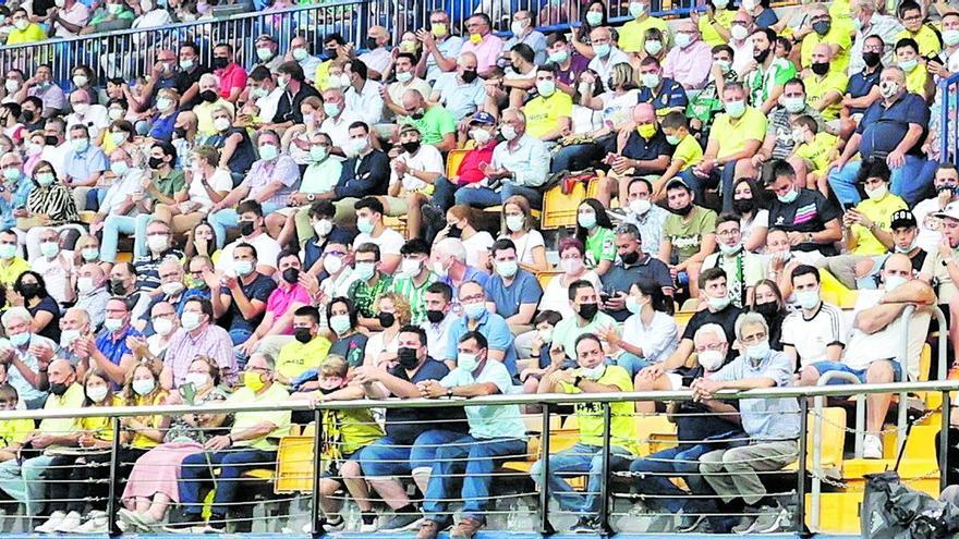 Las gradas del Estadio de la Cerámica volvieron a  teñirse de amarillo en el choque contra el Betis.