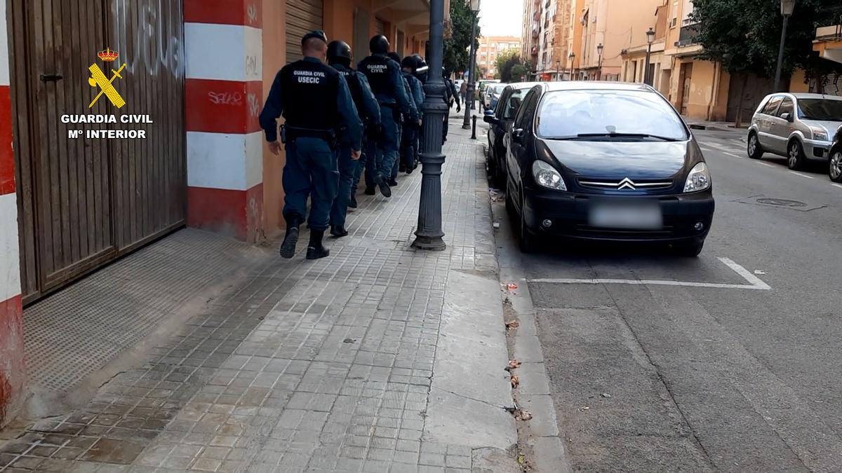 Gran despliege para registrar los domicilios de los presuntos delincuentes.