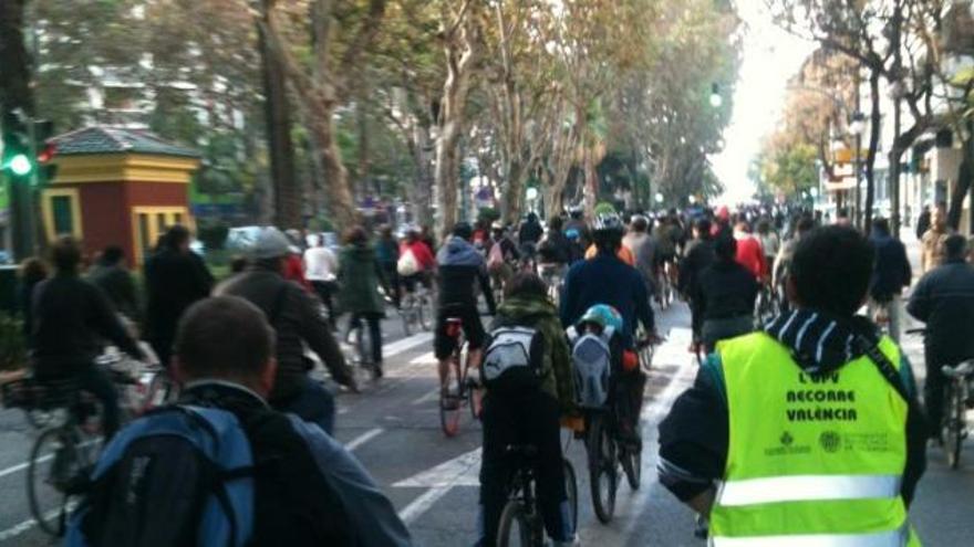 La manifestación convocada por los ciclistas a su paso por la Gran Vía Marqués del Túria