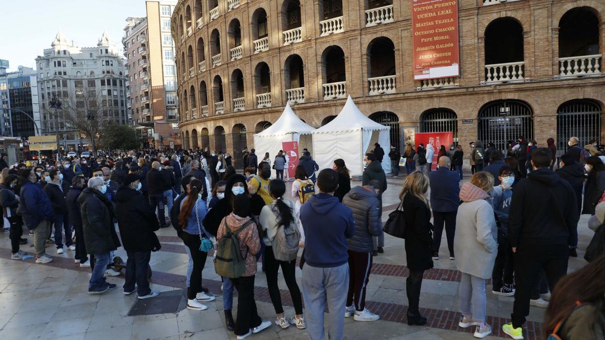 Colas para vacunarse contra lacovid en el puesto sin cita previa instalado por el Black Friday en València.