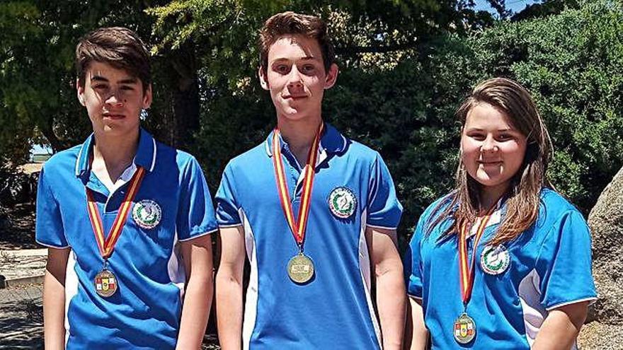 Los tres medallistas benaventanos posan en Ávila.