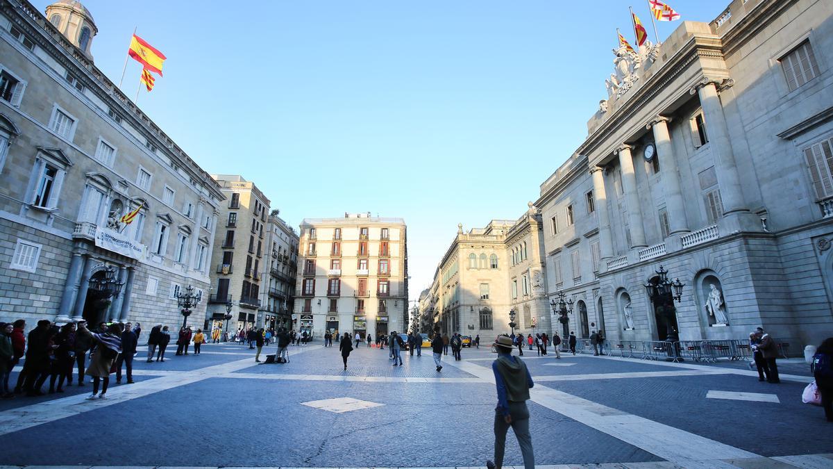 La plaza de Sant Jaume, con el Ayuntamiento de Barcelona a la derecha y la Generalitat, a la izquierda.