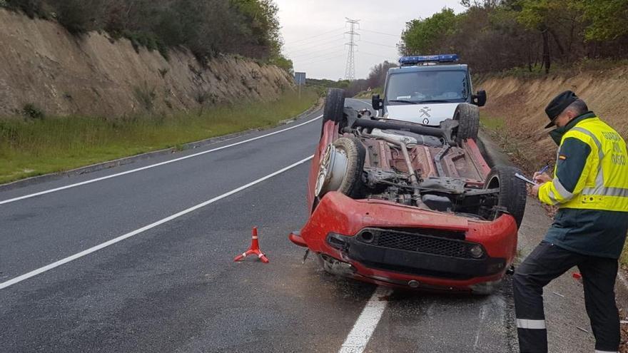 El coche volcado sobre la OU-101. // FdV