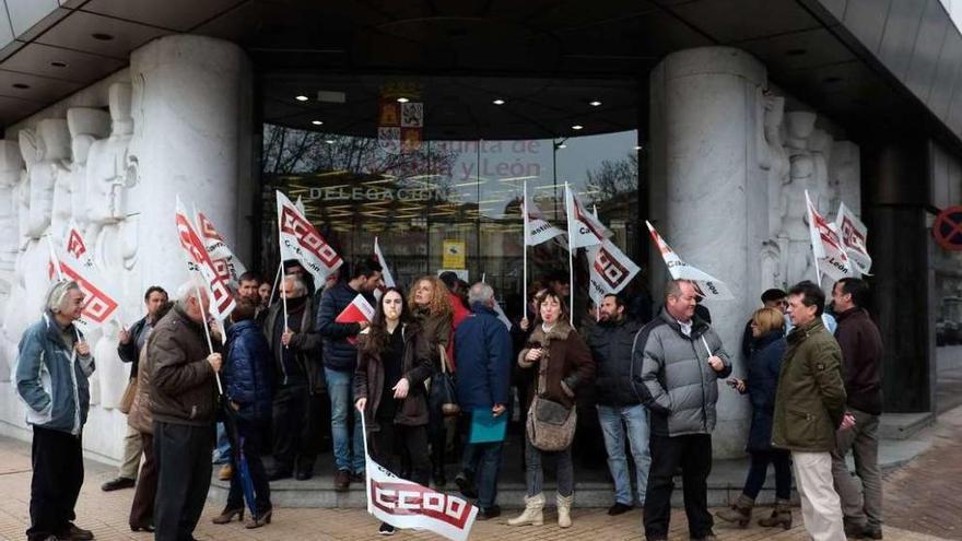 CC OO apoya a una trabajadora expedientada en Toro