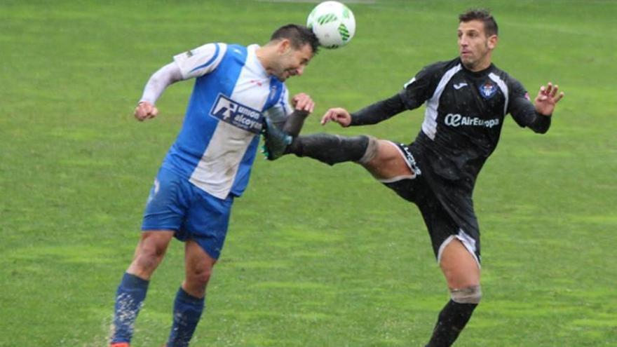 Vallori pugna por el balón.