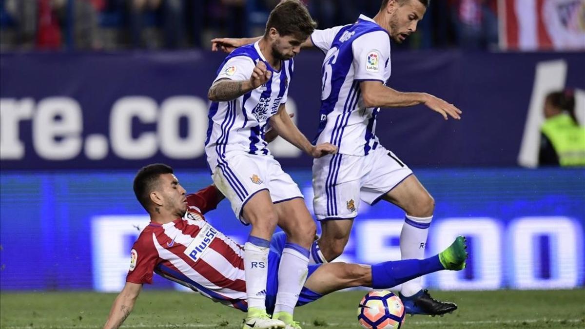 Sergio Canales e Íñigo Martínez de la Real en el partido contra el Atlético de Madrid