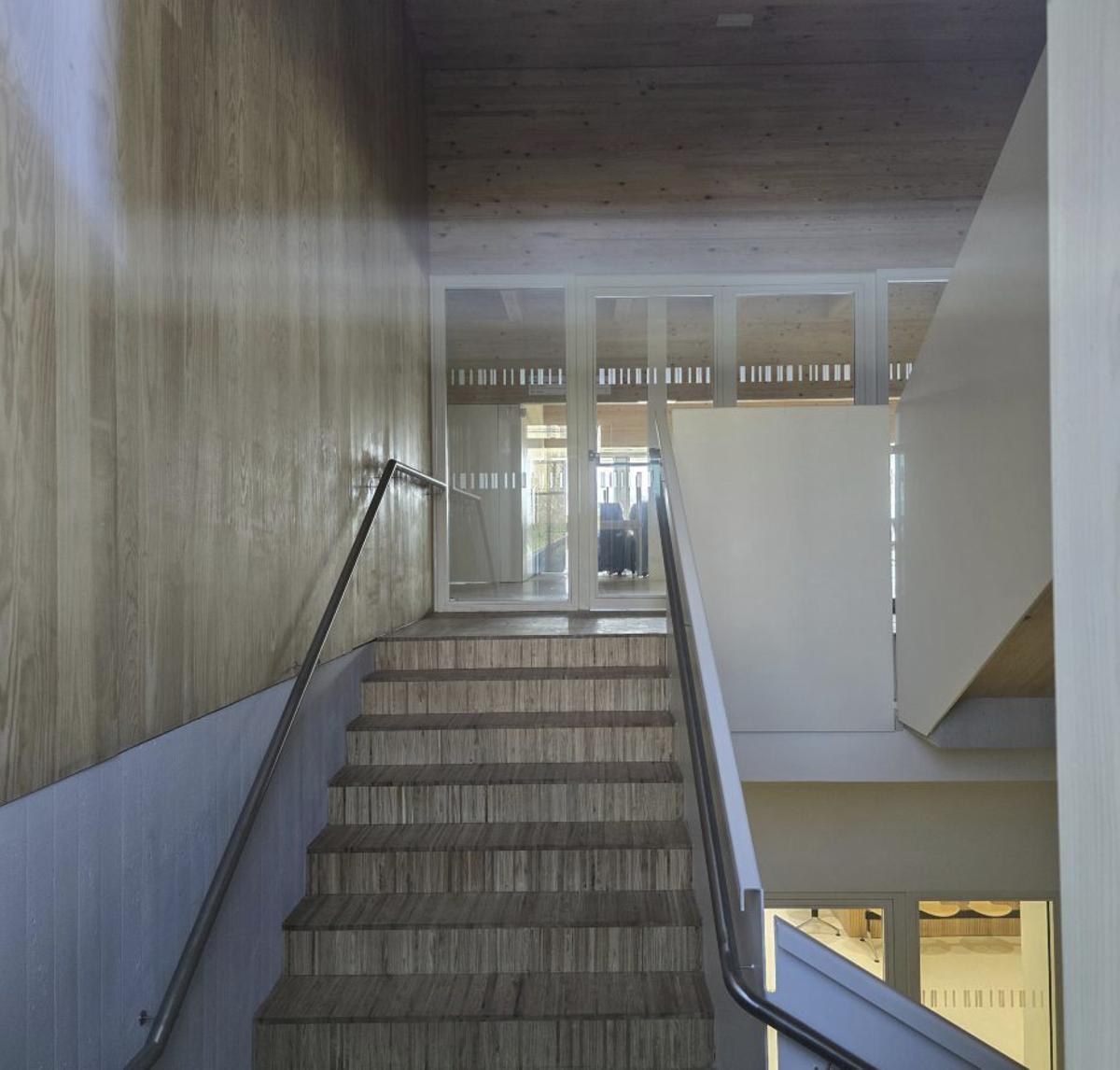 Una de las escaleras del interior del centro de salud. | FDV