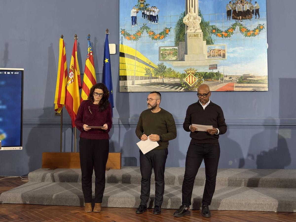 Carmen Gil, José Benlloch y Marcos Senna, durante el acto de entrega de los regalos aportados por el Villarreal CH para la campaña comercial de Navidad.