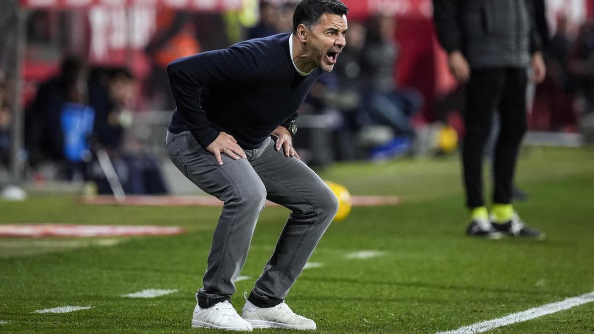 Míchel Sánchez, desgañitándose en la banda, durante el Girona-Real Sociedad.