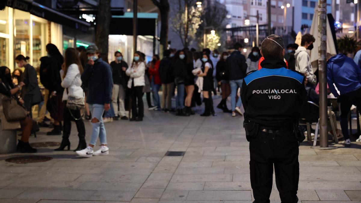 Un policía local vigila el ocio nocturno en Vigo.