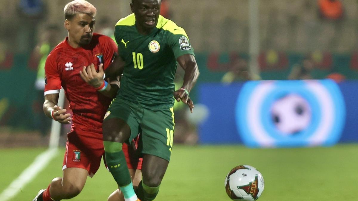 Iban Salvador intenta arrebatar el balón al senegalés Sadio Mané.