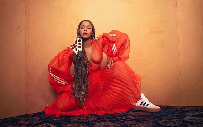 Espectacular imagen promocional de Beyoncé para el lanzamiento de la colección cápsula de ropa deportiva que ha diseñado para Adidas